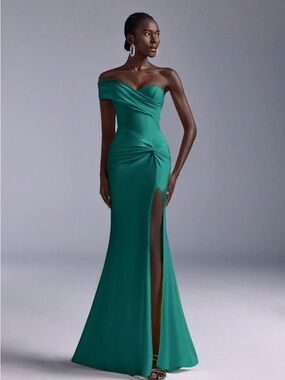 NEW | Off-Shoulder Emerald Green Evening Gown